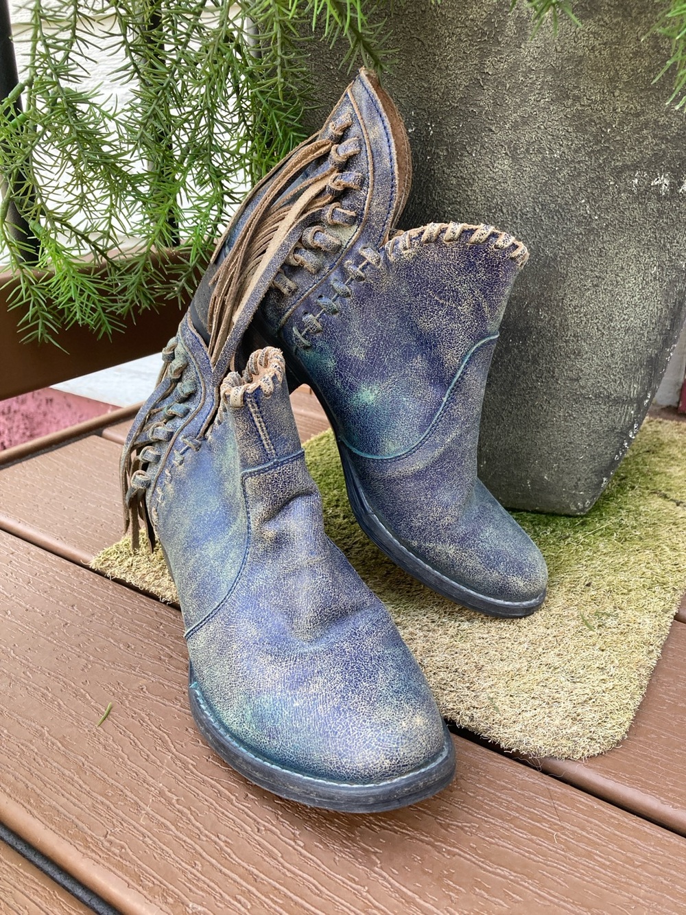 Circle G size 8 distressed blue leather fringed braid trim ankle booties